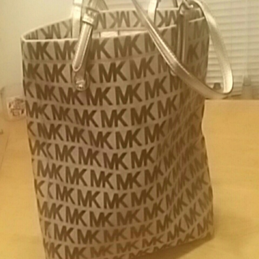 Nice purse! Authenticity Unknown. Was a gift.